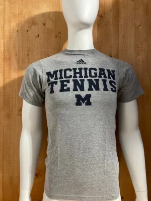 ADIDAS "MICHIGAN TENNIS" Graphic Print The Go To Tee Adult T-Shirt Tee Shirt S SM Small Gray Shirt 2012